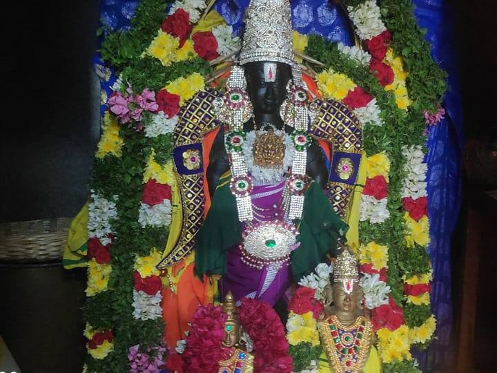 Karur kulathupalayam arulmigu sri pandarinathan alayathil purattasi matha sanikilamai sirappu alangaram புரட்டாசி 3ஆவது சனிக்கிழமை: கோவிந்தா...! கோவிந்தா...! கோஷம் முழங்க கரூரில் வழிபாடு