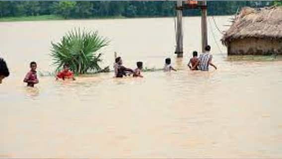 Bengal Flood: হুগলির আরামবাগের দৌলতপুরে দ্বারকেশ্বর নদের বাঁধ ভেঙে প্লাবিত একাধিক এলাকা। Bangla News