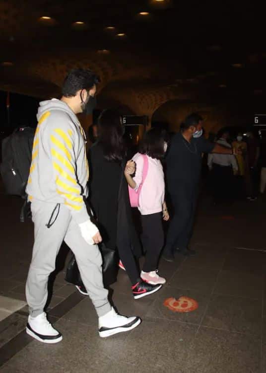 ਸ਼ੁੱਕਰਵਾਰ ਨੂੰ ਮਸ਼ਹੂਰ ਬਾਲੀਵੁੱਡ ਅਭਿਨੇਤਰੀ ਐਸ਼ਵਰਿਆ ਰਾਏ ਆਪਣੇ ਪਤੀ ਅਤੇ ਅਭਿਨੇਤਾ ਅਭਿਸ਼ੇਕ ਬੱਚਨ ਅਤੇ ਬੇਟੀ ਆਰਾਧਿਆ ਨਾਲ ਪੈਰਿਸ ਲਈ ਰਵਾਨਾ ਹੋਈ।