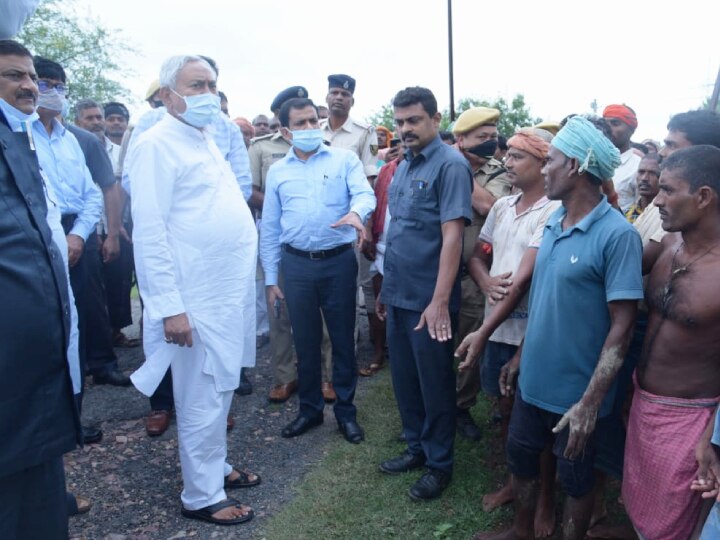 Cyclone Gulab: बिहार में ‘गुलाब’ का असर, तीन जिलों के दौरे पर निकले मुख्यमंत्री नीतीश कुमार, बोरा पर चढ़कर पार किया पानी