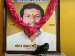 காக்கை வடிவில் வரும் தந்தை...விதவிதமாக உணவு வழங்கி கொஞ்சி குலாவும் குடும்பம்..!