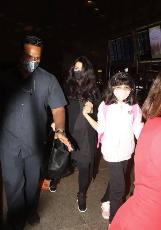 ਇਸ ਦੌਰਾਨ ਬੱਚਨ ਪਰਿਵਾਰ ਏਅਰਪੋਰਟ 'ਤੇ ਫੋਟੋਗ੍ਰਾਫਰਾਂ ਨੂੰ ਟਾਲਦੇ ਹੋਏ ਨਜ਼ਰ ਆਏ।