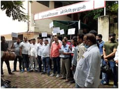 Bhimtal Protest: खराब सड़कों को लेकर पूर्व विधायक दान सिंह भंडारी ने जताया विरोध, अधिकारियों और सरकार खिलाफ खोला मोर्चा