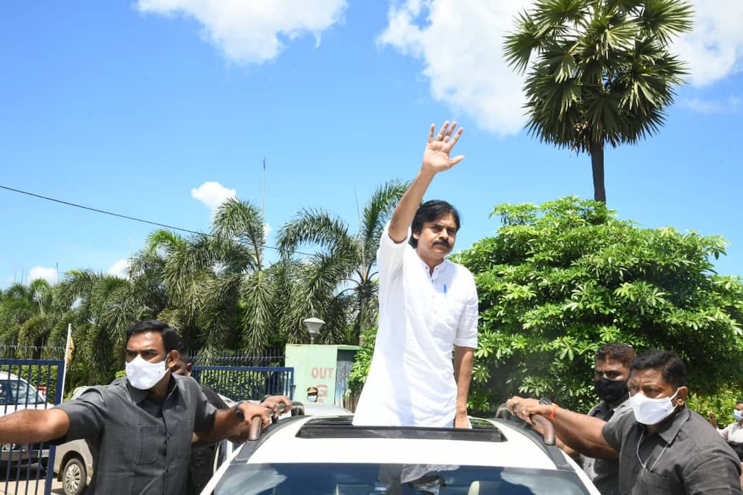 janasena chief pawan kalyan reached to rajamahendravaram Pawan Kalyan Tour: రాజమహేంద్రవరం నుంచి బాలాజీపేటకు బయలుదేరిన పవన్ కల్యాణ్.. 