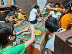 Durga Puja 2021 : প্যাকিং বাক্সের উপর পটচিত্র, আবাসিক মহিলা ও কচিকাঁচাদের হাতে রূপ পাচ্ছে পশ্চিম কলকাতার এই মণ্ডপ