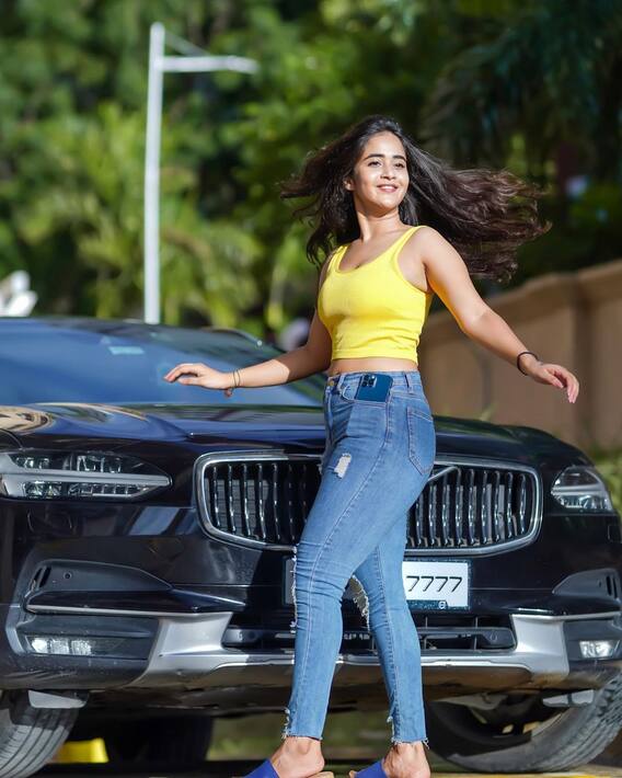 Deepthi sunaina Photos: కన్నుకొట్టి కవ్విస్తున్న దీప్తి... అభిమానుల ఫిదా