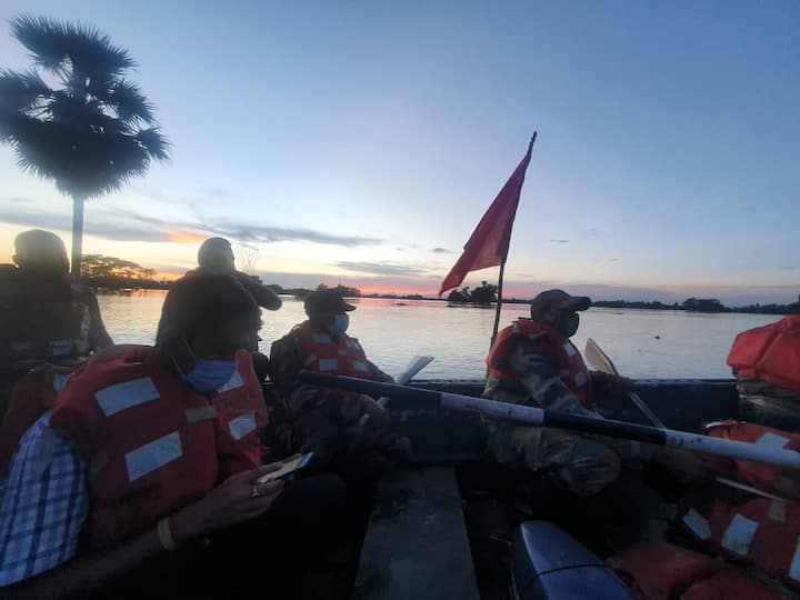 গত কয়েকদিনের বৃষ্টিতে রাজ্যের জেলায় জেলায় বন্যা পরিস্থিতি। ডিভিসি-র ছাড়া জলে পুজোর আগে ভাসছে রাজ্যের একাধিক জেলা। জেলায় জেলায় বাঁধ ভেঙে বিপত্তি।