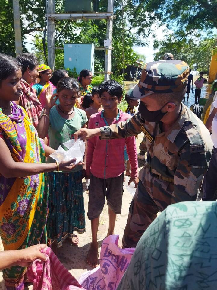 আকাশ পথে প্লাবিত এলাকার পরিস্থিতি খতিয়ে দেখে নামবেন আরামবাগের দৌলতপুরে হেলিপ্যাডে। মুখ্যমন্ত্রী যাওয়ার আগেই তাঁর নির্দেশে দুর্গত এলাকায় পৌঁছে গিয়েছেন একাধিক মন্ত্রী। ছবি সৌজন্য - প্রতিরক্ষামন্ত্রক