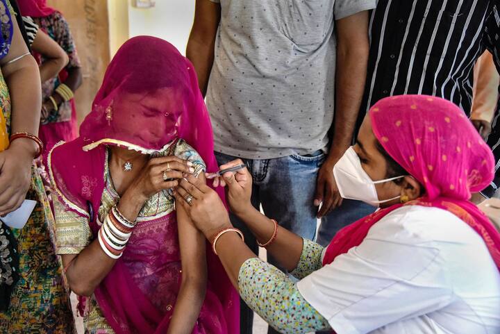 Coronavirus Updates: India reports 24,354 new cases and 234 deaths Coronavirus Updates: देश में पिछले 24 घंटों में 24 हजार 354 नए केस दर्ज, 234 लोगों की मौत