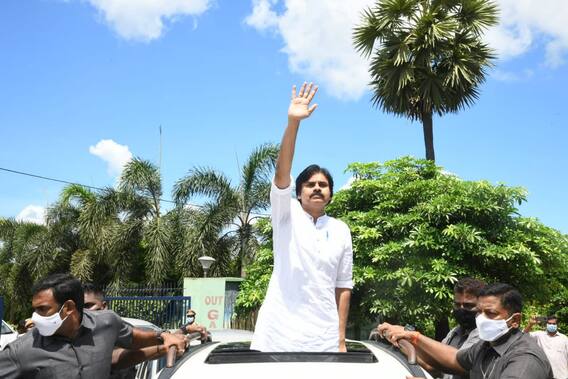 Pawan Kalyan: పర్యటన అడ్డుకోవాలని చూస్తున్నారా?.. పోలీసులపై పవన్ ఫైర్