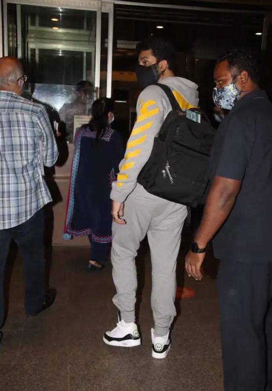 ਅਭਿਸ਼ੇਕ ਬੱਚਨ ਏਅਰਪੋਰਟ 'ਤੇ ਟ੍ਰੈਕ ਸੂਟ 'ਚ ਨਜ਼ਰ ਆਏ।