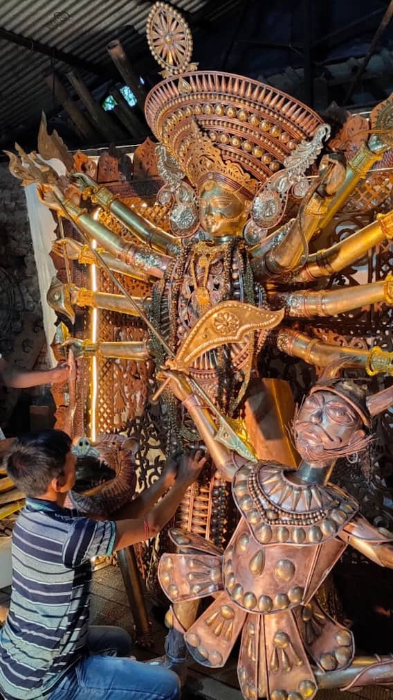 অধ্যাপকের 'ধাতব-দুর্গা'