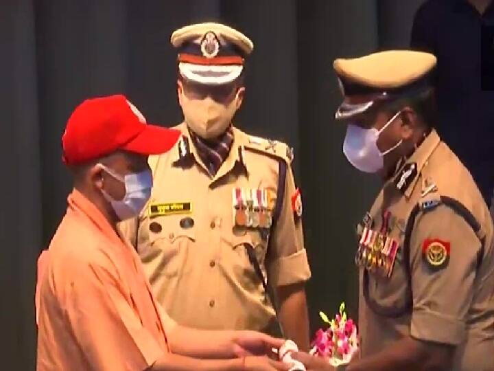 सीएम योगी ने पुलिस मुख्यालय में पदक अलंकरण समारोह में लिया हिस्सा, जानें- क्या कहा
