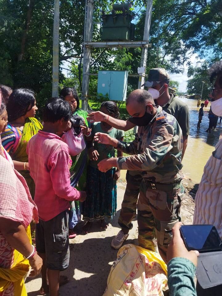 ডিভিসি-র ছাড়া জলে বাঁকুড়ার সোনামুখী ব্লকের উত্তর নিত্যানন্দপুর গ্রামে তৈরি হয়েছে বন্যা পরিস্থিতি। দামোদরের জল গ্রামে ঢুকছে হু-হু করে। জলবন্দি বহু মানুষ। প্রশাসনের তরফে গ্রামবাসীদের নিরাপদ আশ্রয়ে সরিয়ে নিয়ে যাওয়ার কাজ শুরু হয়েছে।