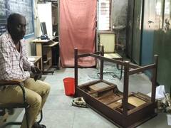 மாணவர்களை அடித்து உதைத்த ஆசிரியர்... தலைமை ஆசிரியர் முன்னிலையில் பெற்றோர்கள் மீதும் பாய்ச்சல்!