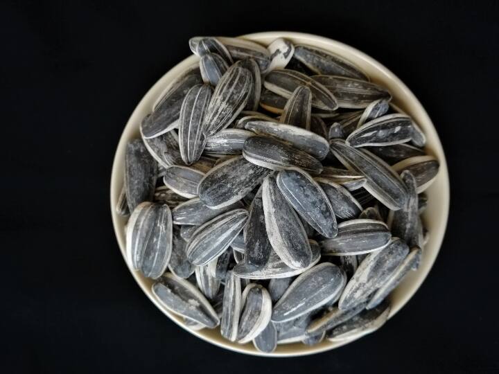 Health Benefits of Sunflower Seeds Sunflower Seeds: స్నాక్స్ గా నాలుగు గింజలు నోట్లో వేసుకున్నా చాలు... ఎంతో మేలు