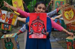 Durga Puja 2021 : প্যাকিং বাক্সের উপর পটচিত্র, আবাসিক মহিলা ও কচিকাঁচাদের হাতে রূপ পাচ্ছে পশ্চিম কলকাতার এই মণ্ডপ