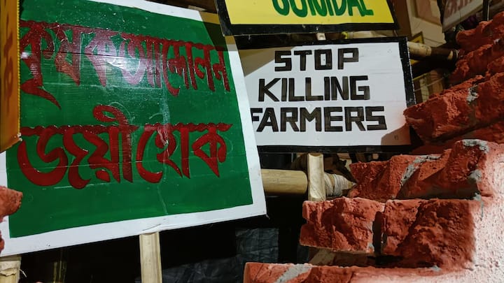 Stop Killing Farmers এর মতো পোস্টার দেখা যাচ্ছে।