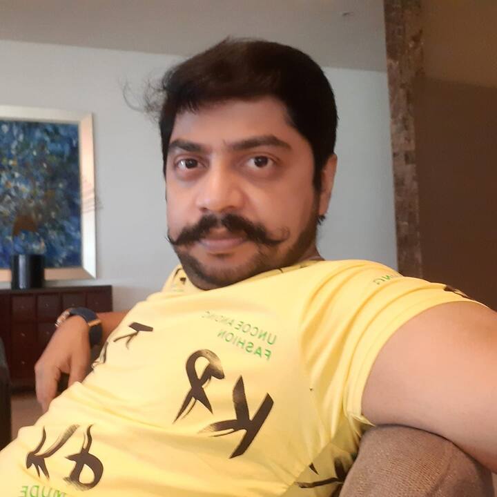 Abhijit Guru : मालिकालेखन करताना अभिजित अनेक वाहिन्यांच्या संपर्कात होता. लिखाणासोबत अनेक गोष्टींची सांगड घालत प्रेक्षकांना चांगले सादरीकरण कसे देता येईल याचा विचार करत अभिजितने निर्मिती व्यवसायात पदार्पण केले आहे. आता अभिजित मालिका लेखनासोबत मालिकांची निर्मितीदेखील करणार आहे. त्यामुळे त्याची जबाबदारीदेखील वाढली आहे.(Photo:@abhijt.guru/FB)