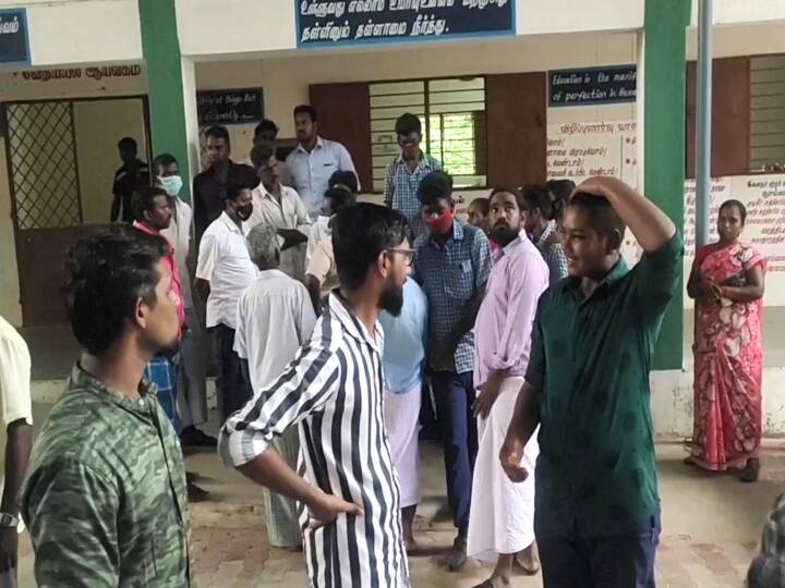 மாணவர்களை அடித்து உதைத்த ஆசிரியர்... தலைமை ஆசிரியர் முன்னிலையில் பெற்றோர்கள் மீதும் பாய்ச்சல்!