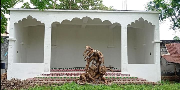 রাজবাড়ীর জমিদারি বিলুপ্তর সঙ্গে সঙ্গে বিলুপ্ত দুর্গাপুজোর বনেদিয়ানা। হারিয়ে যাওয়া সেই পুজো এখন বারোয়ারি পুজোর রূপ নিয়েছে।