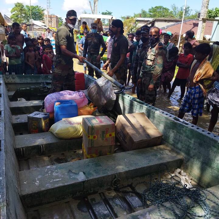 ডিভিসি-র ছাড়া জলে রাজ্যের একাধিক জেলায় তৈরি হয়েছে বন্যা পরিস্থিতি। এই পরিস্থিতিতে কিছুটা স্বস্তি দিয়ে জল ছাড়ার পরিমাণ কমাল দুর্গাপুর ব্যারাজ। আজ সকাল ৭টা পর থেকে ১ লক্ষ ৫৪ হাজার ৫০০ কিউসেক করে জল ছাড়া হচ্ছে। খবর সেচ দফতর সূত্রে। গতকাল সন্ধেয় ১ লক্ষ ৮০ হাজার কিউসেক জল ছাড়া হয়েছিল দুর্গাপুর ব্যারাজ থেকে। আজ প্রায় ২৫ হাজার কিউসেক কমানো হল জল ছাড়ার পরিমাণ।