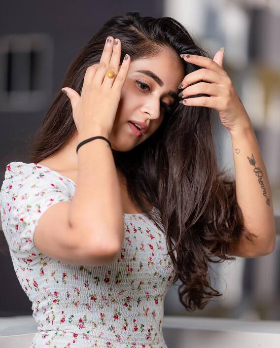 Deepthi sunaina Photos: కన్నుకొట్టి కవ్విస్తున్న దీప్తి... అభిమానుల ఫిదా