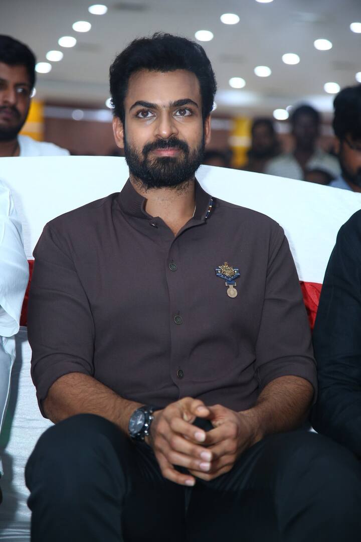 సంగీత దర్శకుడు కీరవాణి తన టీమ్ తో కలిసి స్టేజ్ పై సందడి చేశారు.