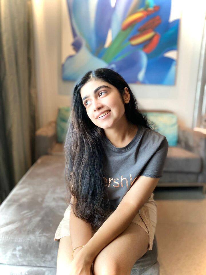 விலை உயிரென்றாலும் தருவேன் இந்த அழகைக் கண்டுஅழகைக் கண்டு வியந்து போகிறேன்