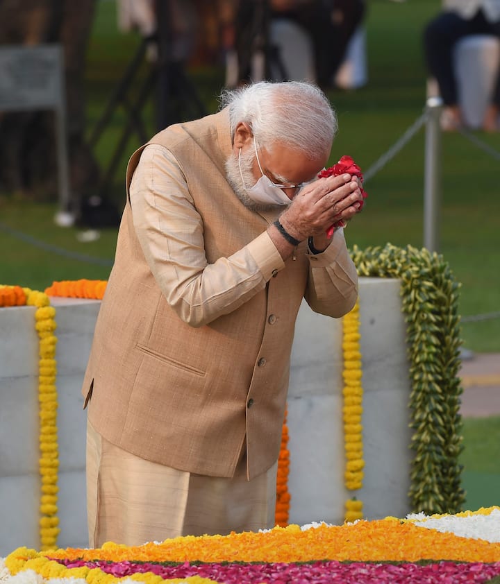 শ্রদ্ধাজ্ঞাপন করছেন দেশের প্রধানমন্ত্রী নরেন্দ্র মোদি।