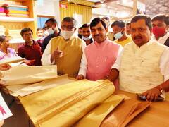 Patna News: महात्मा गांधी की प्रतिमा पर माल्यार्पण कर खादी मॉल पहुंचे रविशंकर प्रसाद, लोगों से की ये अपील