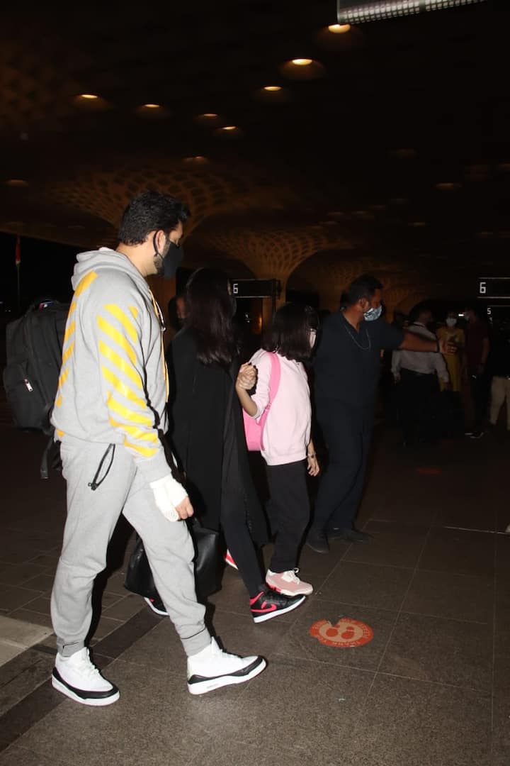 एयरपोर्ट पर अभिषेक बच्चन ट्रैक सूट में नजर आए.