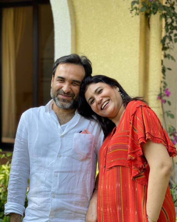 माझी पत्नी लहान मुलांना शिकवत होती. त्यावेळी आमच्या गरजा देखील कमी होत्या. आम्ही लहान घरात राहात होतो. माझी पत्नी कमवत होती. तिच्यामुळे माझ्यावर अंधेरी स्टेशनला झोपायची वेळ  आली नाही. '(Photo: @impankajtripathi/FB)