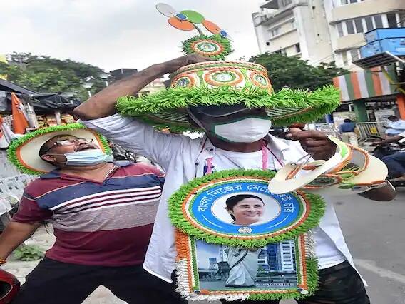 మమతా ఉన్న బ్యానర్లతో కార్యకర్తల ర్యాలీ. (PTI Photo/Swapan Mahapatra)