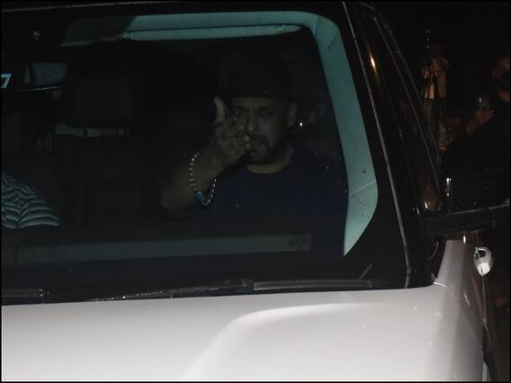 ड्रग्ज प्रकरणात आर्यन खानच्या अटकेनंतर अभिनेता सलमान खान रात्री उशिरा शाहरुख खानच्या घरी पोहोचला आहे. विशेष म्हणजे न्यायालयाने शाहरुख खानचा मुलगा आर्यन खानसह तीन आरोपींना एक दिवसाच्या एनसीबी कोठडीत पाठवले. (छायाचित्र: मानव मंगलानी)