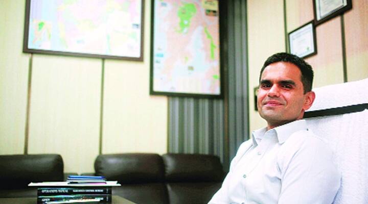 सप्टेंबर 2020 मध्ये त्यांची महसूल गुप्तचर संचालनालयातून एनसीबीवर बदली झाली. अमली पदार्थांशी निगडीत प्रकरणांचे तज्ज्ञ म्हणून त्यांची खास ओळख आहे. आता शाहरुख खानच्या मुलाची चौकशी समीर वानखेडे करत आहेत. सध्या त्यांनी सुरु केलेल्या कारवायाच्या धडाक्यामुळं समीर वानखेडे हे ट्रेंडिंगमध्ये आहेत.