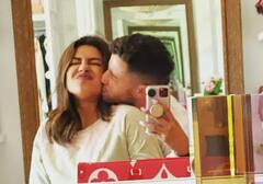 નિક અને પ્રિયંકા એકબીજાને કરે છે બહુ જ પ્રેમ, પહેલીવાર સામે આવી બન્નેની લવ અનસીન તસવીરો, જુઓ.......