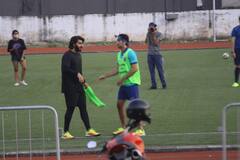 Ranbir Kapoor, Arjun Kapoor, Kartik Aaryan मुंबई के फुटबॉल कोर्ट में दिखे साथ, मैदान में दिखा स्वैग