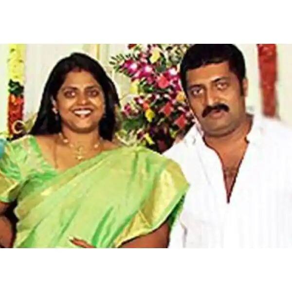 iफिल्म स्टार प्रकाश राज की पहली पत्नी ललिता कुमारी थी. लेकिन कुछ साल बाद दोनों अलग हो गए थे. बाद में फिल्म स्टार ने कोरियोग्राफर पोनी वर्मा से शादी रचाई थी.