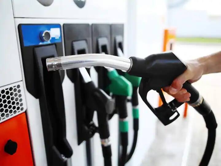 Petrol Diesel Price unchnaged in delhi mumbai kolkata and chennai on 12 october 2021 Petrol Price Today: कच्चे तेल की कीमतें 84 डॉलर के पार, जानिए आज क्या हैं पेट्रोल-डीजल के दाम
