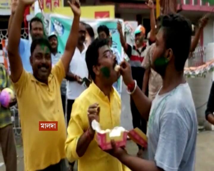 আবির খেলে, মিষ্টিমুখ করিয়ে বিজয়োত্সব পালন করলেন তৃণমূল কর্মী, সমর্থকরা