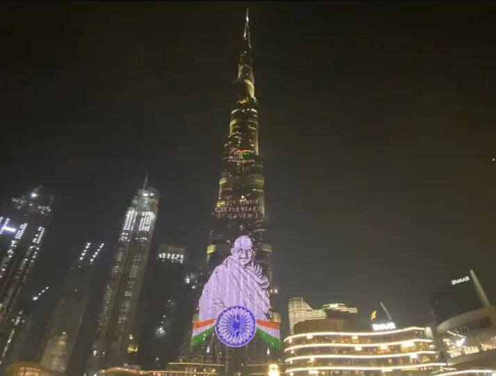 Burj Khalifa Celebrates Gandhi Jayanti: Burj Khalifa painted in the colors of Mahatma Gandhi on Gandhi Jayanti, watch this special video Burj Khalifa Celebrates Gandhi Jayanti: ਗਾਂਧੀ ਜਯੰਤੀ 'ਤੇ ਮਹਾਤਮਾ ਗਾਂਧੀ ਦੇ ਰੰਗ 'ਚ ਰੰਗਿਆ ਬੁਰਜ ਖਲੀਫਾ, ਦੇਖੋ ਇਹ ਖਾਸ ਵੀਡੀਓ 