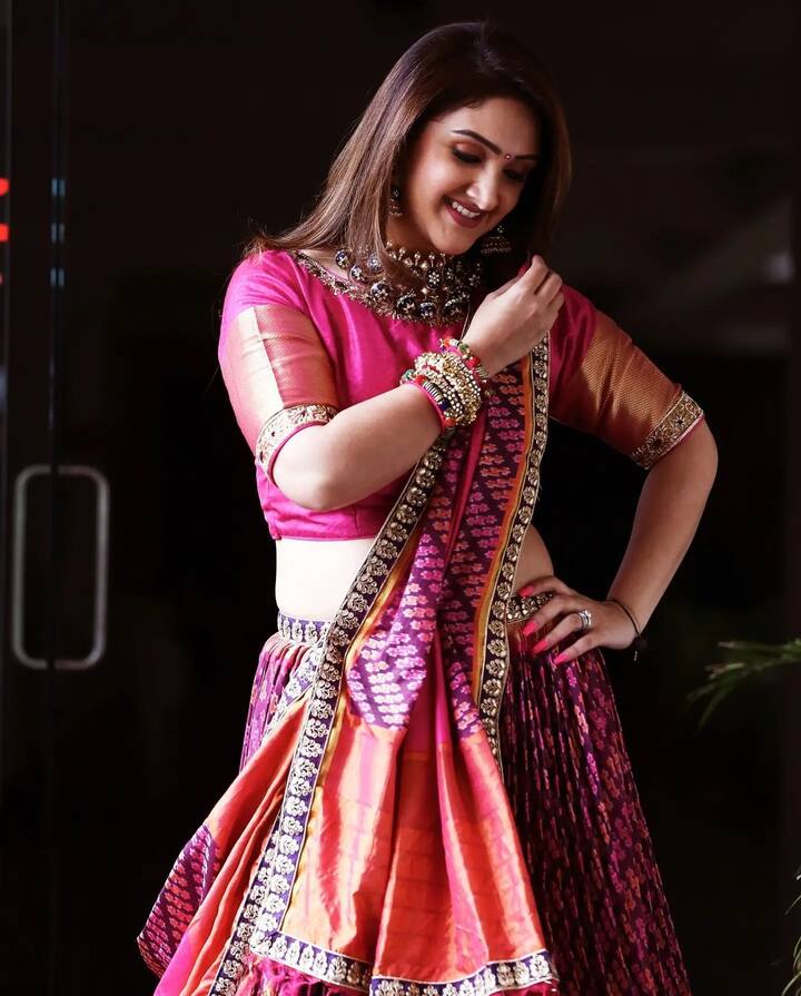 (Photo Courtesy: Instagram) ఒకప్పుడు హీరోయిన్ గా సినిమాలు చేసిన నటి శ్రీదేవి ఆ తరువాత పెళ్లి చేసుకొని సెటిల్ అయిపోయింది. 