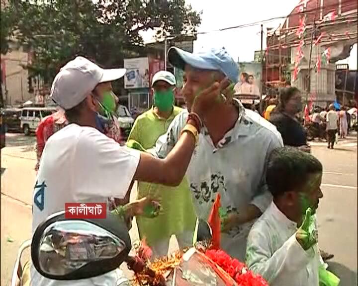 পথচলতি মানুষকেও মাখানো হল আবীর