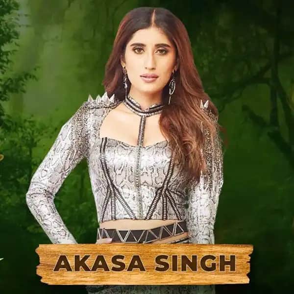 अकासा सिंह ने सर्वाइवल किट लेकर घर में एंट्री की है.