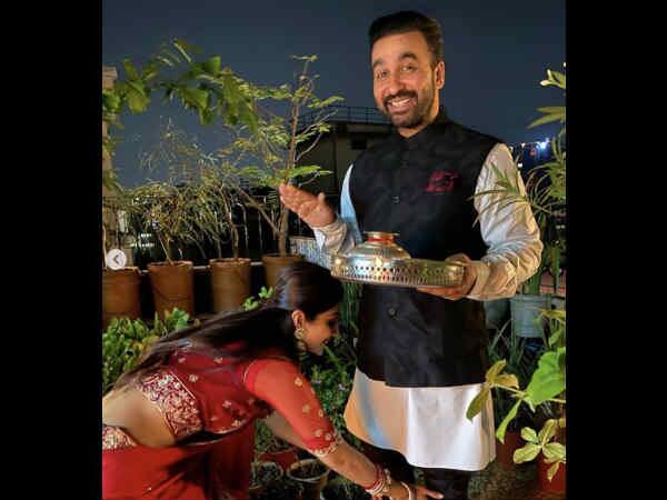 एक तस्वीर में शिल्पा राज के पैर छूकर उनसे आशीर्वाद लेते हुए भी नजर आई थीं. दोनों की केमिस्ट्री फैन्स क भी काफी पसंद आती हैं.