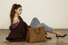 In Pics: દિશા પટ્ટણીએ પહેર્યુ બ્લેક સ્ટ્રેપલેસ ગાઉન, સેક્સી પૉઝ આપતી તસવીરો જોઇને ફેન્સ પણ રહી ગયા દંગ