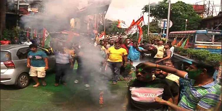 WB Bhawanipur By-election Results 2021: Mamata Banerjee takes lead, TMC workers started celebration Bhawanipur By-election 2021 Result: এগিয়ে মমতা বন্দ্যোপাধ্যায়, আবির খেলে, মিষ্টিমুখ করিয়ে বিজয়োৎসব পালন তৃণমূল কর্মীদের