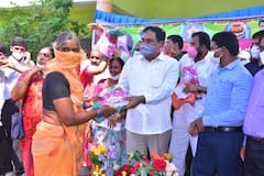 Errabelli Dance: తెలంగాణలో మొదలైన  బతుకమ్మ సంబరాలు.. కోలాటమాడిన ఎర్రబెల్లి..