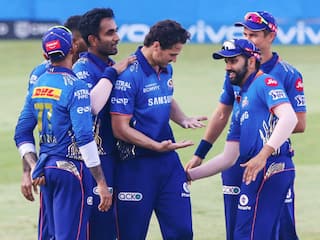 Mumbai Indians Honour Sanju Samson, Nathan Coulter-Nile Despite Heart-Breaking Loss vs Delhi - Watch Video